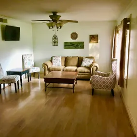 Bayou Home. Sleeps 12. - Image 3