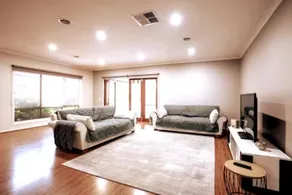 South Morang 4BR Gem: Sprawling Yard + Parking - Image 2