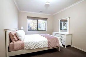 South Morang 4BR Gem: Sprawling Yard + Parking - Image 5