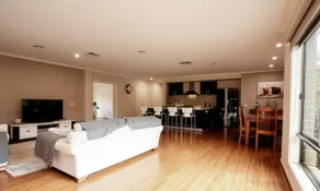 South Morang 4BR Gem: Sprawling Yard + Parking - Image 3