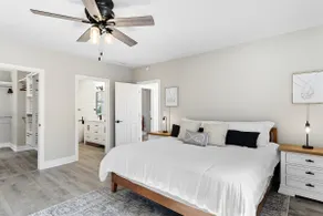 Spacious renovated 4BR with fire pit - Image 5