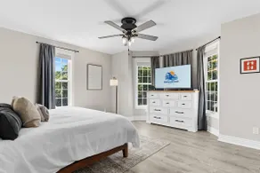 Spacious renovated 4BR with fire pit - Image 4