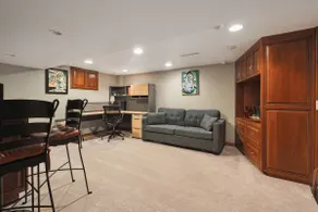 Stylish, Cozy Lower Suite in Quiet Neighborhood - Image 2