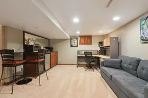 Stylish, Cozy Lower Suite in Quiet Neighborhood - Image 3