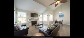 Charming West Houston home with pool - Image 2