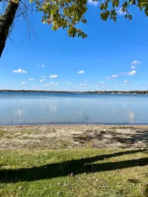 4 Bed/Lake Access & Views/Dock Space/Great Yard - Image 3