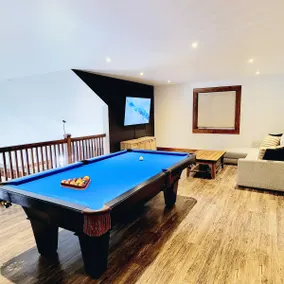 Grand 8-Bdrm Retreat, 6.5 Baths — Perfect Chalet - Image 2