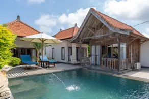 Wooden bungalow with kitchen and pool - Image 2