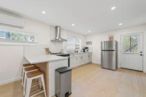 Modern 1BR King Bed Retreat Near Match Soccer Spot - Image 4