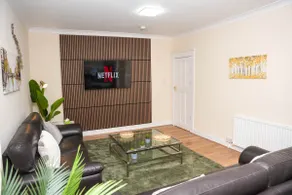 4 Bed Contractor House Free Parking Heathrow - Image 2