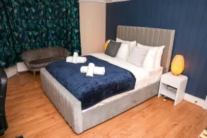 4 Bed Contractor House Free Parking Heathrow - Image 3