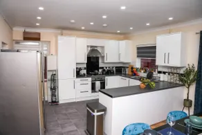 4 Bed Contractor House Free Parking Heathrow - Image 5