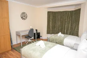 4 Bed Contractor House Free Parking Heathrow - Image 4