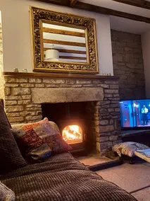 Lindy’s Country Cottage and hot tub - Image 2