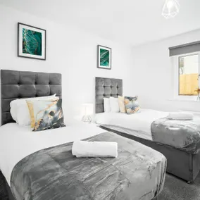 2 Bed Apartment* Sleeps 3* Parking* Cradley Heath - Image 2