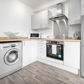 2 Bed Apartment* Sleeps 3* Parking* Cradley Heath - Image 5