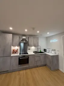 Riverside Leeds City apartments / Free parking - Image 3
