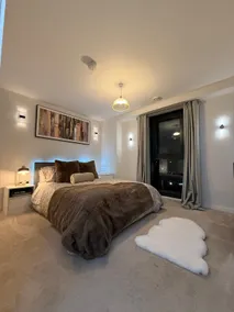 Riverside Leeds City apartments / Free parking - Image 2