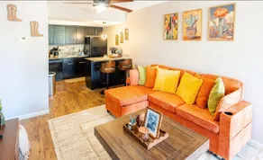 Tranquil 1/1 Bedroom Downtown Austin View - Image 3