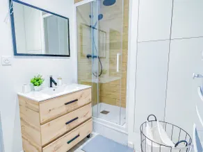 Modern apartment in the Thermal district - Image 2