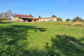 Quiet accommodation in a green setting. - Image 3
