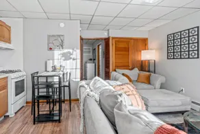 Bright 1BR•Central Location• Parking •Near College - Image 2