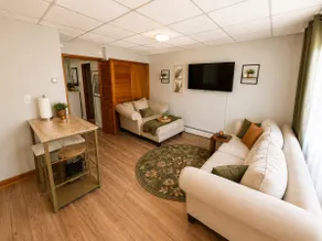 Bright 1BR•Central Location• Parking •Near College - Image 5