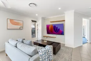 Cozy Family Home near Shops and Transport with Pool - Image 2