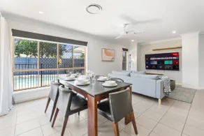 Cozy Family Home near Shops and Transport with Pool - Image 4