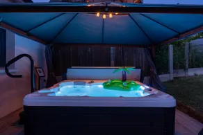 Private covered hot tub • 6 people • Beauval & Châteaux - Image 3