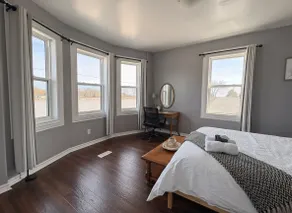 Lake Erie Waterfront | Beach Access | Sleeps 7 - Image 4