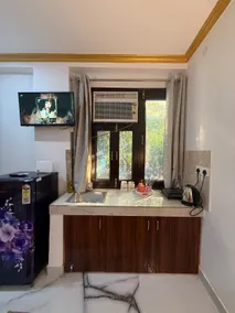 Pleasant studio|couple friendly Near IGI Airport - Image 2