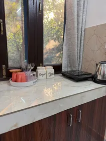 Pleasant studio|couple friendly Near IGI Airport - Image 5