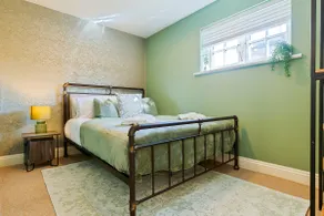 The Tudor Escape - 3 Bedroom House in Canterbury City Centre with Parking - Image 4
