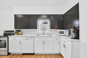 Modern 3 bedroom Home in Prime Location! 7 guests - Image 3