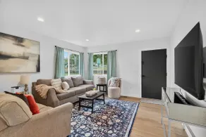 Modern 3 bedroom Home in Prime Location! 7 guests - Image 2