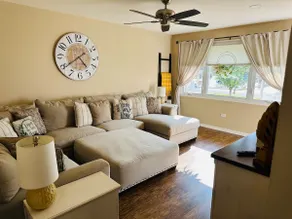 Cozy home in suburbs near Chicago - Image 2