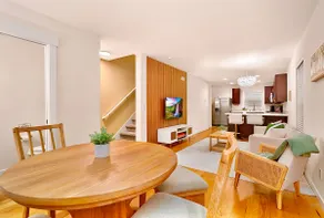 Cozy Townhouse Retreat ｜Easy Parking｜20min DT - Image 4