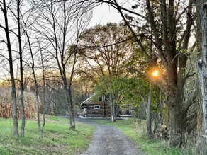 Rustic Cabin Getaway with Stunning Views. - Image 3