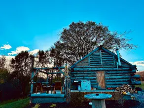 Rustic Cabin Getaway with Stunning Views. - Image 2