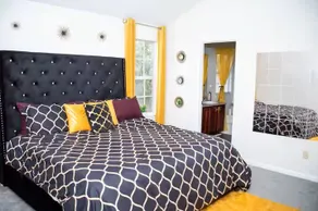 Spacious Home in Airport Area & min to Downtown - Image 3