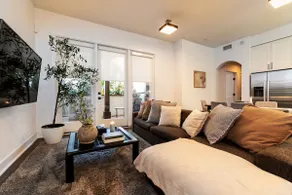 2 Kings beds family West Hollywood residence - Image 5