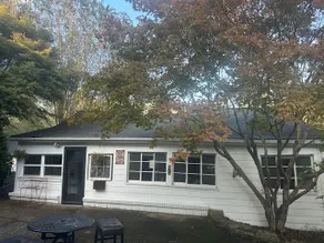 Quaint 2 bedroom, safe, on a beautiful lot. - Image 5