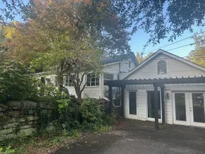 Quaint 2 bedroom, safe, on a beautiful lot. - Image 3