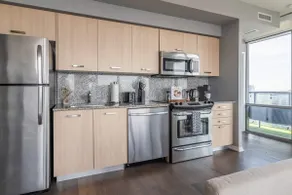 Premier Sub-Penthouse w Panoramic Views N Parking! - Image 5