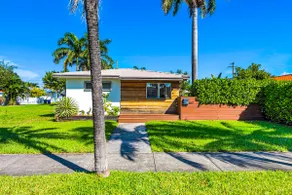 Coastal Escape in Hollywood Beach - Image 2