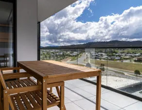 Luxe & quiet. Mountain views. Shops. EV charging. - Image 4