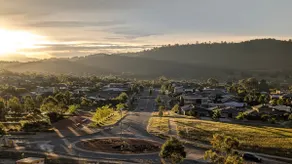 Luxe & quiet. Mountain views. Shops. EV charging. - Image 5