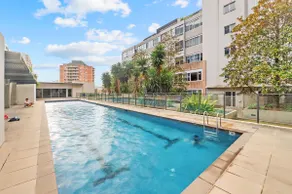 3BR Apt with Balcony & Parking Near Shops! - Image 2