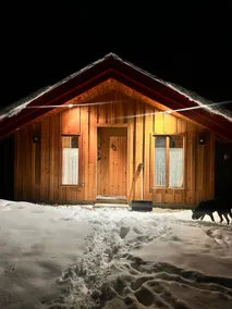 Queest Cabin — Cozy Log Retreat Near Trailhead - Image 4